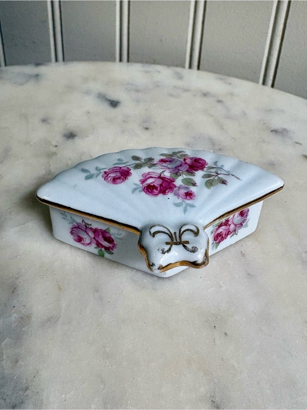 Vintage German Porcelain Fan-Shaped Trinket Box White w/Pink Roses VTG Floral - Picture 3 of 10
